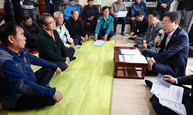 이재명 대통령이 당 대표 시절이던 지난 2024년 10월 31일 인천 강화군 송해면 당산리 마을회관을 찾아 안효철(왼쪽 첫 번째) 이장을 비롯한 대남 소음 방송 피해주민들과 간담회를 하고 있다. 안 이장은 당시를 회상하며 “이 대통령이 우리 요구 사항을 잊지 않고 있다가, 취임 일주일 만에 실행에 옮긴 거죠”라고 설명했다. 강화=하상윤 기자