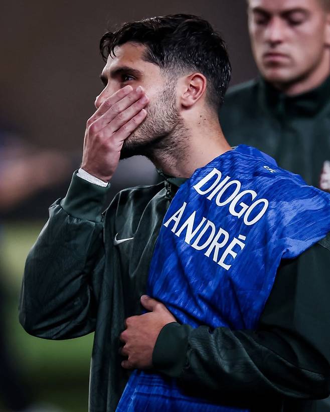 5일 파우메이라스와의 2025 FIFA 클럽 월드컵 8강전을 앞두고 조타의 이름이 적힌 첼시 유니폼을 들고 그를 추모하는 네투. 사진=블리처 리포트