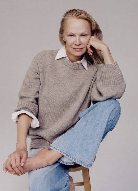 민낯으로 자연스러운 세월의 흐름을 보여주는 패멀라 앤더슨.