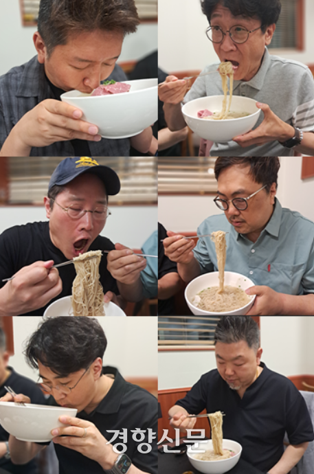 냉면을 맛있게 먹고 있는 평냉동호회 회원들. 평냉인이라면 ‘완냉’해야 하는 것이 나름의 법도다.