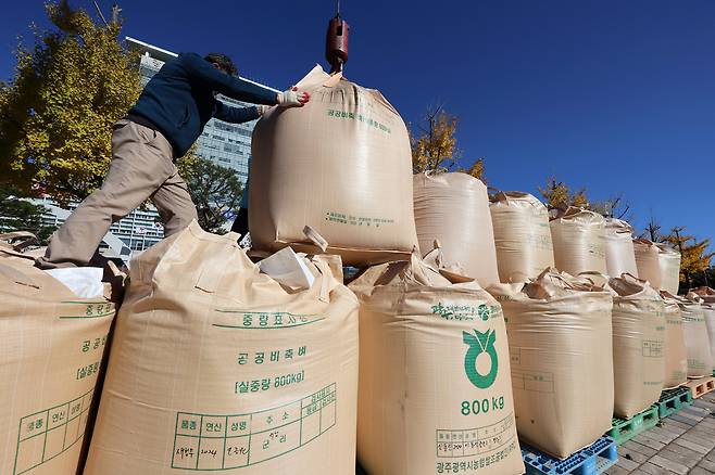 지난해 12월 광주광역시청 앞에서 전국농민회총연맹 광주시농민회가 쌀값 보장을 촉구하며 공공비축벼 50포대를 쌓고 있다. 연합뉴스