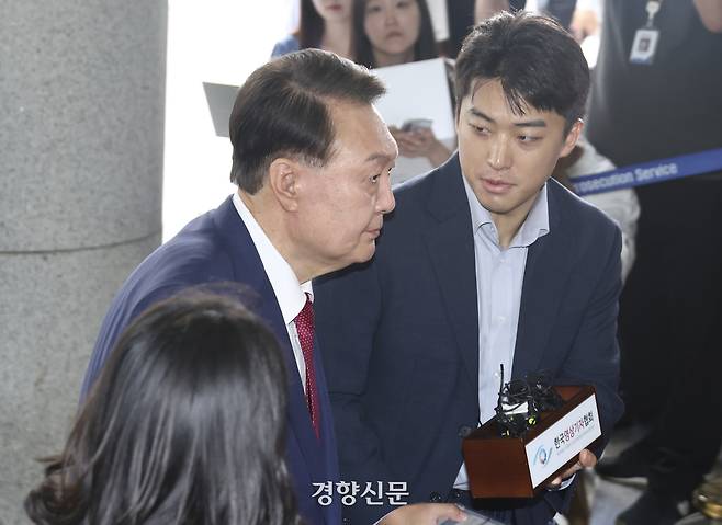 윤석열 전 대통령이 5일 오전 서초구 서울고등검찰청에 마련된 내란특검에서 2차 대면조사를 받기 위해 출석하고 있다. 문재원 기자