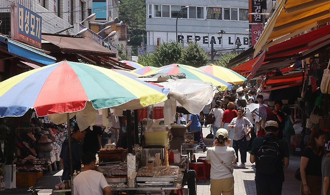 서울 남대문시장에서 시민들과 관광객들이 상점을 둘러보고 있다. / 사진=연합뉴스
