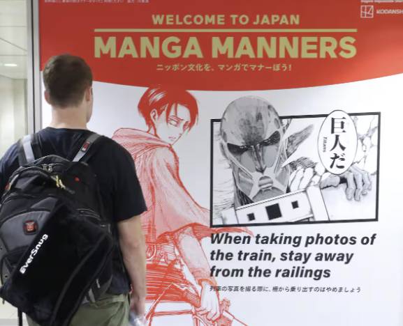 만화 캐릭터 공공예절 안내문을 보고 있는 관광객. 2025.07.04./사진=SNS 캡처