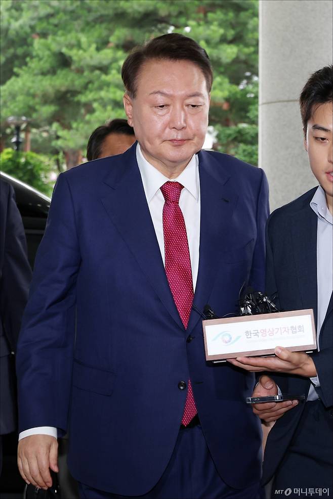 (서울=뉴스1) 구윤성 기자 = 윤석열 전 대통령이 5일 오전 서초구 서울고등검찰청에 마련된 내란특검에서 2차 대면조사를 받기 위해 출석하고 있다. (공동취재) 2025.7.5/뉴스1 Copyright (C) 뉴스1. All rights reserved. 무단 전재 및 재배포, AI학습 이용 금지. /사진=(서울=뉴스1) 구윤성 기자