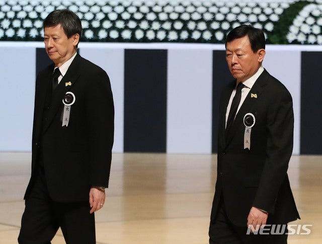 신동빈(오른쪽) 롯데그룹 회장과 신동주 에스디제이 회장이 지난 2020년 1월 22일 서울 송파구 잠실 롯데월드타워에서 열린 고 신격호 롯데그룹 명예회장의 영결식장의 단상에서 내려오고 있다. 뉴시스