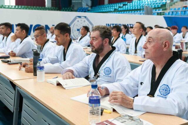 교육생들이 국기원 중앙수련장에서 태권도 정신과 역사에 대한 강의를 듣고 있다. /국기원 제공