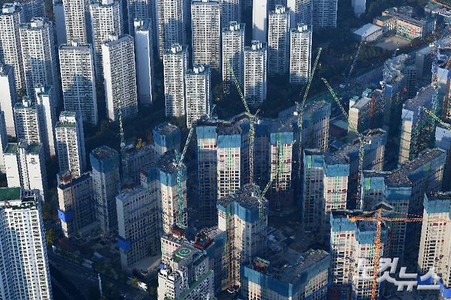 이재명 새 정부가 취임 이후 첫 부동산정책으로 발표한 '6·27 대책'의 핵심은 부동산대출 총량규제로, 시장 일각에서는 유사한 규제를 도입했다가 버블붕괴와 장기불황을 겪은 일본 사례 답습 우려를 제기하고 있다. 사진은 서울 시내 아파트의 모습. 박종민 기자