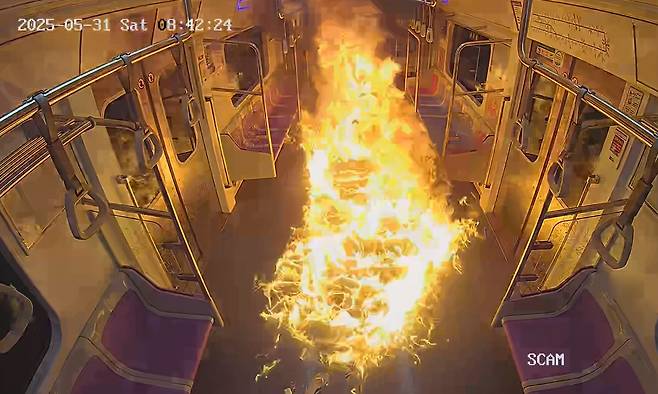 지난 5월 31일 오전 8시42분쯤 방화범 원모씨가 낸 불로 지하철 5호선 열차 내부에 불길이 번지고 있다. 서울남부지검 제공