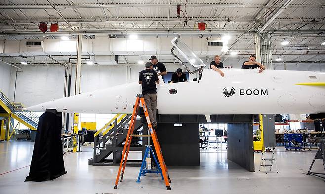 붐슈퍼소닉의 엔지니어들이 2021년 8월 미국 콜로라도주의 연구소에서 초음속 항공기 시제기인 XB-1을 정비하고 있다. 로이터연합뉴스