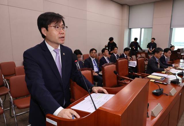 여한구 산업통상자원부 통상교섭본부장이 4일 국회에서 열린 산업통상자원중소벤처기업위원회 전체회의에 참석해 한미 관세 협의 통상조약법 절차 추진 계획 등을 보고 있다. 연합뉴스