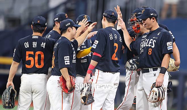 ▲ 한화 이글스가 4일 키움전 승리로 공동 2위와 차이를 2.5경기로 벌렸다. 한화가 2.5경기 차 1위에 오른 것은 올 시즌 처음이다. 지난 5월 30일 LG가 2위 한화에 2.5경기 앞선 1위였던 적은 있다. ⓒ곽혜미 기자
