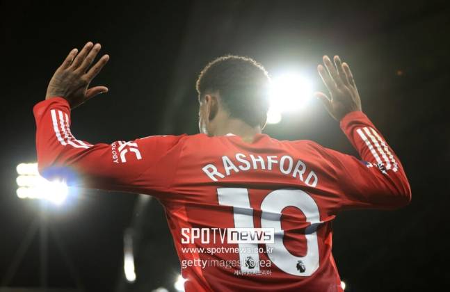 ▲ 유럽축구 이적시장 전문가인 이탈리아의 파브리지오 로마노 기자는 "오피셜이다. 마테우스 쿠냐가 마커스 래시포드로부터 맨체스터 유나이티드의 10번 셔츠를 받게 됐다"라고 전했다. '익스프레스' 역시 "맨유는 래시포드를 대신해 쿠냐가 새로운 10번을 갖게 됐음을 확정했다. 래시포드는 올여름 구단을 떠나고 싶다는 의사를 밝힌 선수 중 한 명이다"라고 설명했다.