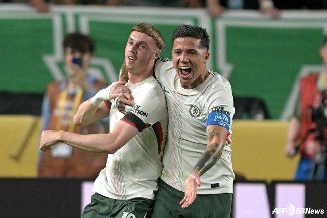 엔소 페르난데스(오른쪽)가 5일 오전 10시(한국시간) 미국 펜실베니아주 필라델피아의 링컨 파이낸셜 필드에서 열린 2025 국제축구연맹(FIFA) 클럽월드컵 8강 전반전 터진 콜 파머의 슈팅을 축하하고 있다. /AFPBBNews=뉴스1