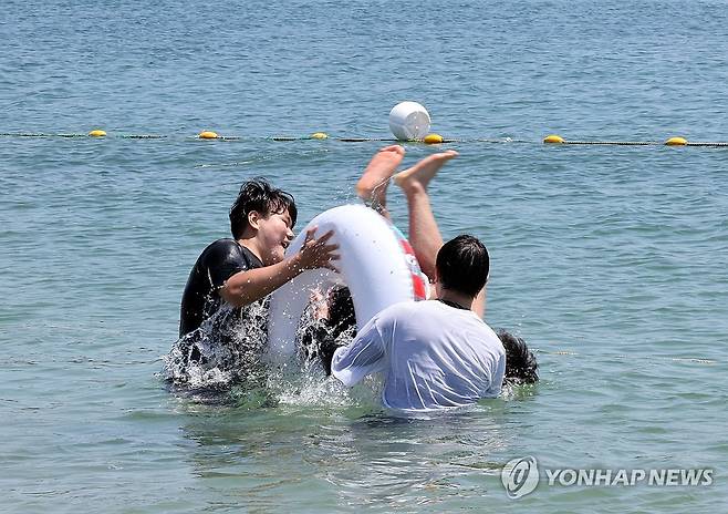 '바다로 풍덩' (울산=연합뉴스) 장지현 기자 = 여드레째 폭염특보가 내려진 5일 오전 울산 동구 일산해수욕장을 찾은 피서객들이 물놀이를 하며 즐거운 한때를 보내고 있다. 이날 울산의 낮 최고기온은 36도로 예보됐다. 2025.7.5 jjang23@yna.co.kr