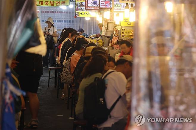 전국민 지원금 …내수에 단비될까 (서울=연합뉴스) 류효림 기자 = 22일 서울 남대문시장에서 시민들과 관광객들이 상점을 둘러보고 있다. 정부가 2차 추가경정예산안으로 전 국민에게 15∼50만원씩 민생회복 소비쿠폰을 지급하기로 하면서 실제 소비 진작 효과에 이목이 쏠린다. 코로나19 재난지원금 관련 연구 결과에서는 신규 소비 창출 효과가 대체로 20∼40%로 분석됐다. 정부도 비슷한 수준으로 추정하는 것으로 알려졌다. 2025.6.22 ryousanta@yna.co.kr