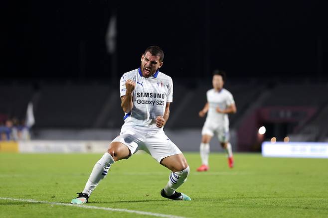 5일 충남 아산 이순신종합운동장에서 열린 하나은행 K리그2 19라운드 경기서 수원 삼성의 브루노 실바가 충남아산을 상대로 결승골을 터트린후 세리머니를 하고 있다, 사진=한국프로축구연맹