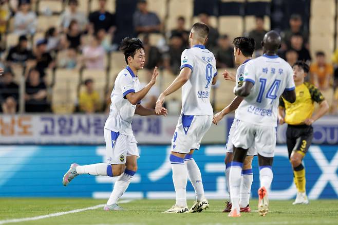전남과의 경기서 전반 40분 동점골을 터트린 인천 유나이티드의 박승호(사진 맨왼쪽)가 팀 동료들과 세리머니를 하고 있다. 사진=한국프로축구연맹
