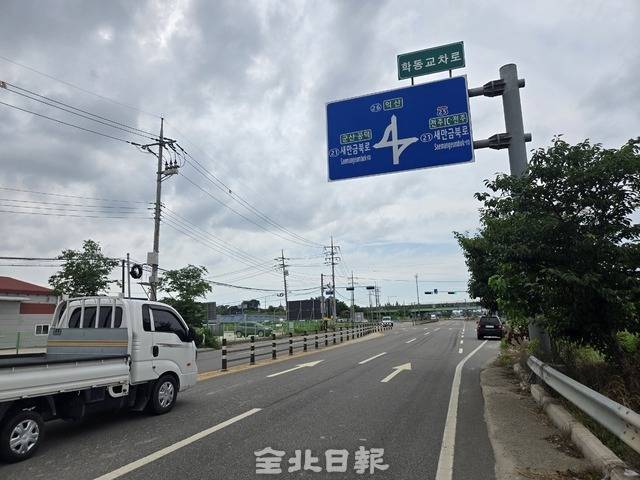 21번 국도 학동 교차로에서 차량들이 달리고 있다. 김경수 기자