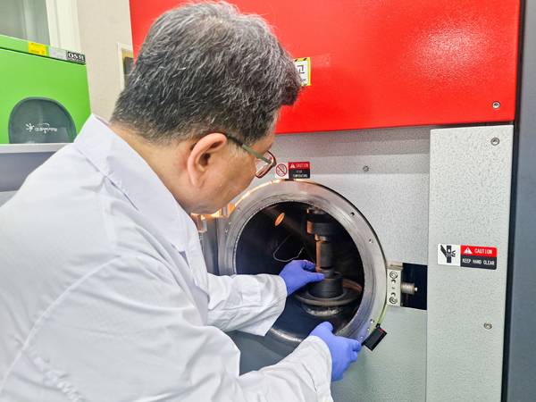 주성재 KERI 박사가 금속 호일을 마그네슘 안티모나이드에 접합하는 금속화 공정을 시연하고 있다. / 한국전기연구원