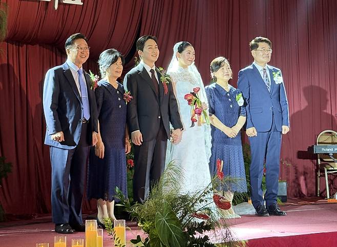 베트남 결혼식에서 신랑 신부와 양가 부모(오른쪽이 신부 부모). /김광수 씨 제공