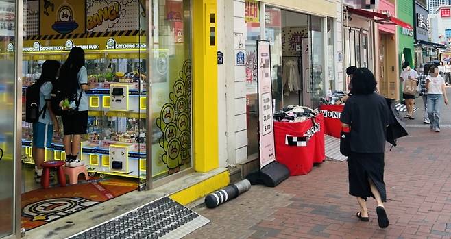 대구 중구 동성로의 상점들이 개문냉방 영업을 하고 있다./황인무기자