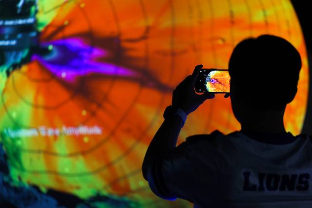 4일 대구 달성군 국립대구과학관에서 한 관람객이 2011년 동일본대지진 여파를 나타내는 SOS시스템을 살펴보고 있다. 일본에서 올해 7월 대지진이 발생할 것이라는 소문이 확산하는 가운데 규슈 가고시마현 도카라 열도에서 지난달 하순 이후 발생한 소규모 지진이 3일 1천 회를 넘었다. 연합뉴스