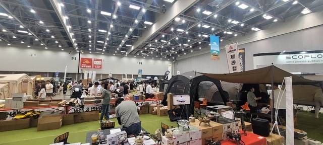 2025 대구 캠핑&레저차량박람회(대구 캠페어)가 5일 대구 엑스코에서 열린 가운데 관람객들이 다양한 품목의 상품들을 살펴보고 있다. 권영진 기자