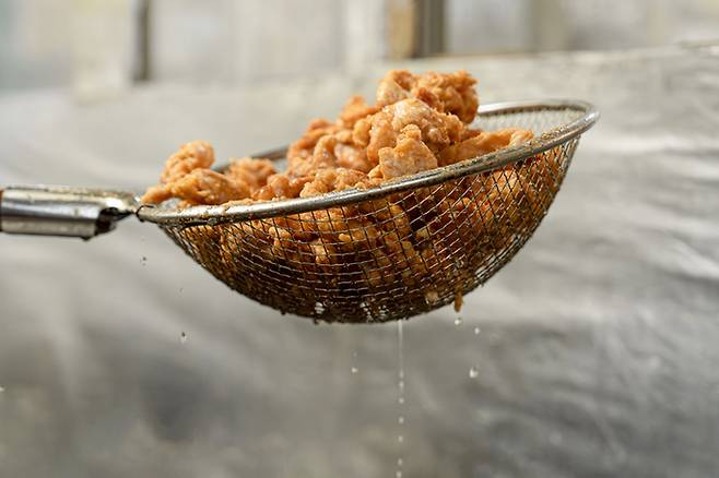 대형마트 3사의 치킨 경쟁이 시작됐다. 프랜차이즈 배달 치킨 가격이 2~3만원 대로 계속 오르면서, 저렴한 치킨 판매에 관심을 갖는 모양새다. <게티이미지뱅크>