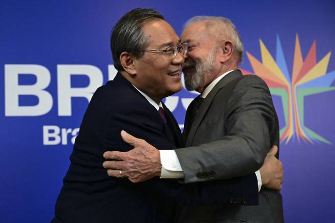 루이스 이니시우 룰라 다시우바 브라질 대통령(오른쪽)이 5일(현지시간) 브릭스 정상회의 참석을 위해 방문한 리창 중국 국무원 총리와 인사를 나누고 있다.AFP)