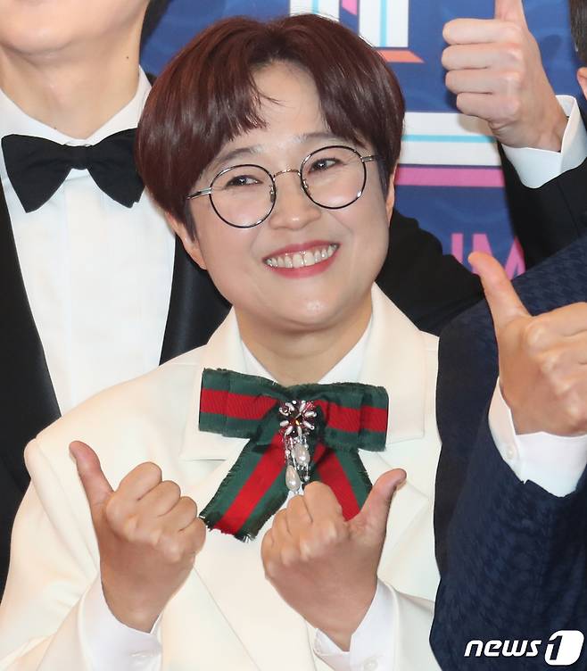 방송인 송은이가 29일 서울 마포구 상암 MBC 미디어센터에서 열린 '2022 MBC 방송연예대상' 시상식에서 포즈를 취하고 있다. 2022.12.29/뉴스1 ⓒ News1 권현진 기자