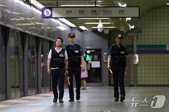 신창훈 지하철경찰대 지하철안전계장이 2일 순찰요원 경찰관과 함께 서울 성동구 왕십리역 승강장을 순찰하고 있다. 2025.7.2 ⓒ 뉴스1 이승배 기자