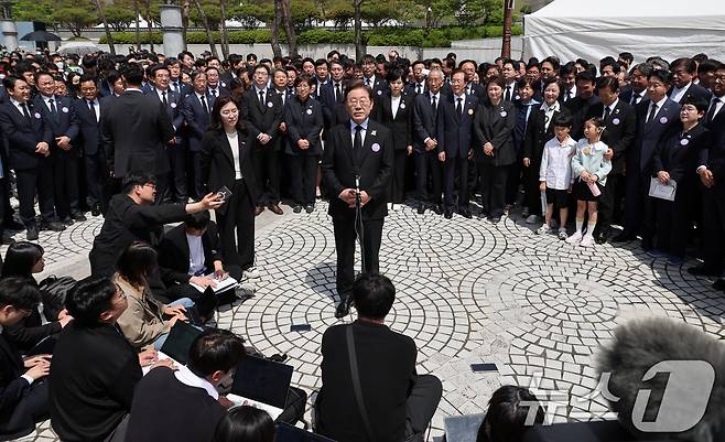 이재명 당시 더불어민주당 대통령 후보가 18일 광주 북구 운정동 국립5·18민주묘지에서 열린 제45주년 5·18민주화운동 기념식에 참석한 후 백브리핑을 하며 개헌 관련 입장을 밝히는 모습. (공동취재) 2025.5.18/뉴스1 ⓒ News1 이재명 기자