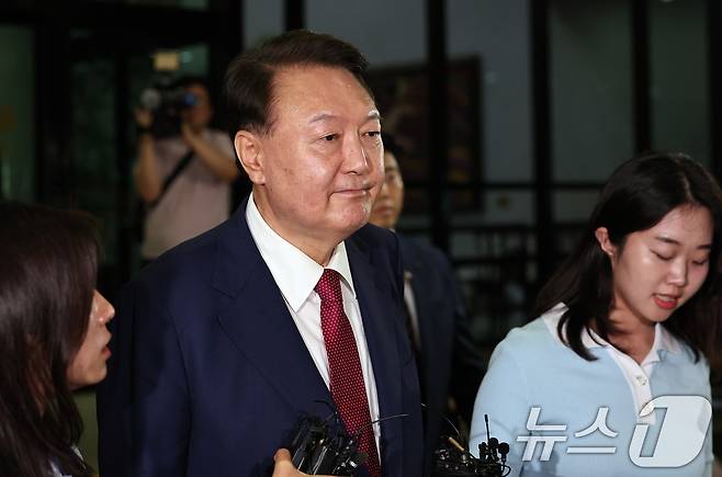 윤석열 전 대통령이 5일 오후 서초구 서울고등검찰청에서 내란특검 2차 대면조사를 받은 뒤 청사를 나서고 있다. 2025.7.6/뉴스1 ⓒ News1 구윤성 기자