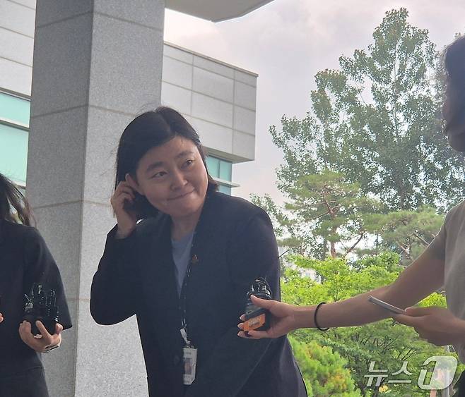 임은정 신임 서울동부지검장(51·사법연수원 30기)이 4일 오전 처음 출근하며 취재진의 질문을 받고 있다. ⓒ 뉴스1 남해인 기자