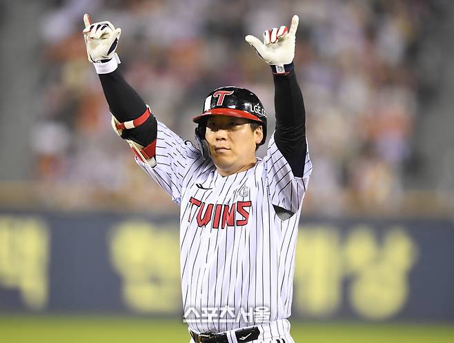 LG 김현수가 29일 서울 잠실구장에서 열린 2025 KBO리그 한화와 경기 7회말 2사 1,2루 역전 우전안타를 친 후 환호하고 있다. 잠실 | 최승섭기자 thunder@sportsseoul.com