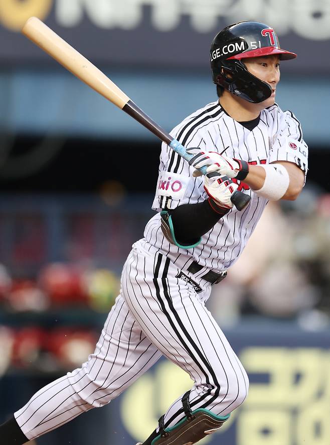 LG 신민재가 11일 서울 잠실구장에서 열린 2025 KBO리그 정규시즌 SSG전서 안타를 치고 있다. 사진 | 연합뉴스