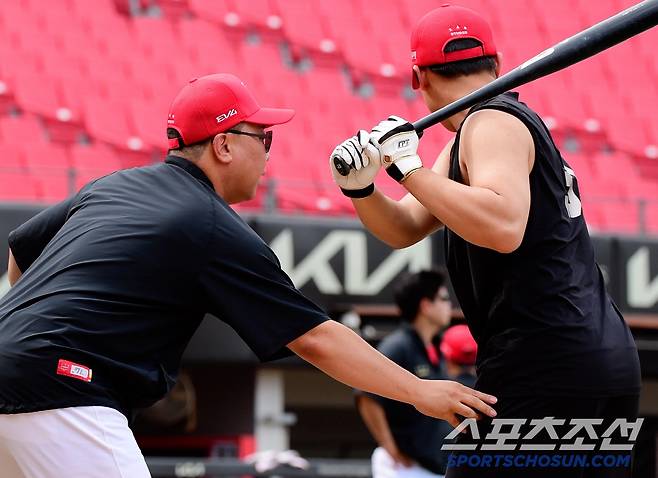 타이밍을 잡는 과정에서 골반과 어깨의 움직임을 강조하는 이범호 감독. 영상,사진=정재근 기자 cjg@sportschosun.com