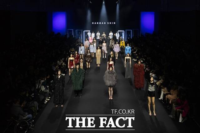 오세훈 시장은 4일(현지시간) 오전 9시 밀라노시청에서 주세페 살라 밀라노시장을 만나 패션·디자인 분야 협력 확대, 문화예술 교류, 관광 활성화 및 도시 브랜드 제고 방안을 폭넓게 논의했다. 사진은 2025 F/W 서울패션위크 패션쇼. /서울시