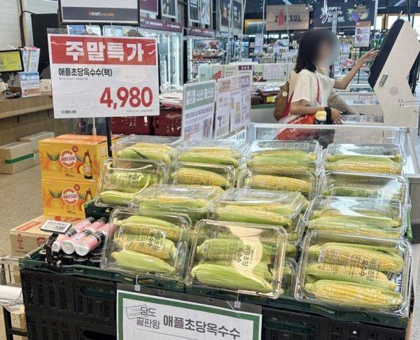 이마트에브리데이 매장에 진열된 '이색 인기 농산물' 초당옥수수. 이마트와 에브리데이의 통합 매입으로 트렌디한 신선식품 공급을 늘릴 수 있었고, 통합 매입에 통합 ERP도 이에 기여하고 있다. 이마트 제공.