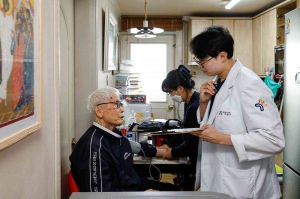 지난해 10월 광주광역시 북구에 거주하는 한 80대 어르신이 의료진에게 장기요양 재택의료 서비스를 받고 있다. 강진형 기자