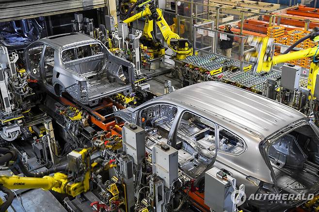 현대차 엘라배마 공장에서 차량을 조립하고 있는 모습. 전임 바이든 정부의 세액 공제와 현 트럼프 정부의 이자 공제 혜택이 겹치는 오는 9월 30일까지 미국 소비자들은 가장 큰 규모의 신차 구매 헤택을 받을 수 있게 됐다. (현대자동차)