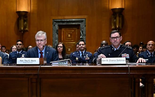 6월26일 미 상원 예산위원회 국방 소위원회에 출석한 트로이 밍크 공군 장관(왼쪽)과 챈스 솔츠먼 우주군 참모총장. /미 공군
