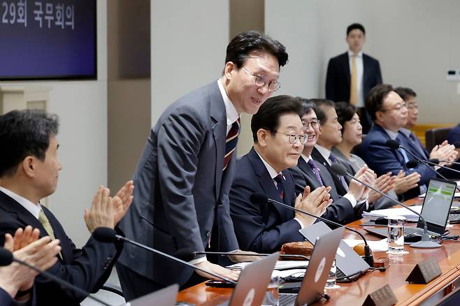 이재명 대통령을 비롯한 국무위원이 5일 서울 용산 대통령실 청사에서 열린 국무회의에서 김민석 국무총리를 환영하고 있다. /뉴시스