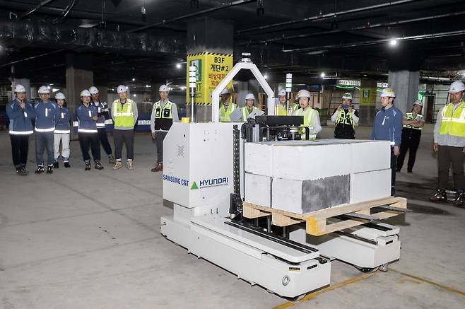 삼성물산과 현대건설이 공동 개발한 '스마트 자재 운반 로봇'이 지난 3일 현대건설의 인천 청라 하나드림타운 현장에서 자재를 싣고 이동하고 있다./삼성물산 제공