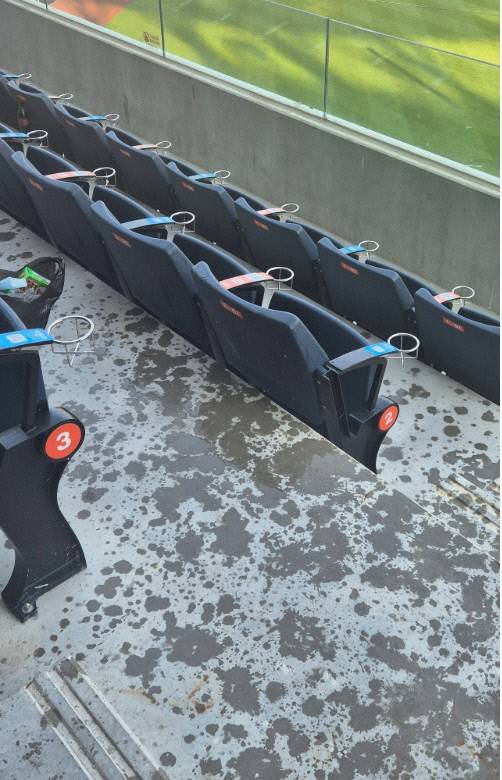 대전한화생명볼파크 좌석 하단 바닥에 인피니티풀에서 떨어진 수십 개의 물방울 자국이 선명히 남아 있다. 온라인 커뮤니티 갈무리