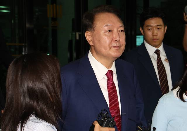 윤석열 전 대통령이 지난 7월5일 출석한 내란 특검 2차 조사를 마치고 조은석 특별검사팀 사무실이 있는 서울 서초구 서울고검을 나서고 있다.<연합뉴스 사진>