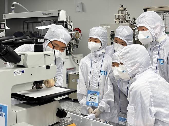 드림업 반도체 캠프에 참가한 학생들이 반도체 공정을 체험하고 있다.