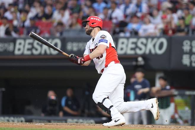 패트릭 위즈덤이 7월 4일 롯데전에서 홈런을 때려내고 있다.KIA 타이거즈 제공