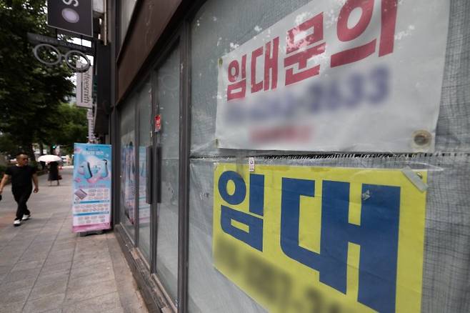 지난해 개인·법인을 포함해 폐업신고를 한 사업자는 100만8282명으로 집계돼 사상 처음으로 100만명을 넘어섰다. 이 중 소매업·음식점업 비중이 45%에 달했다. 6일 서울 시내의 한 점포에 임대 안내가 게시돼 있다. 뉴스1